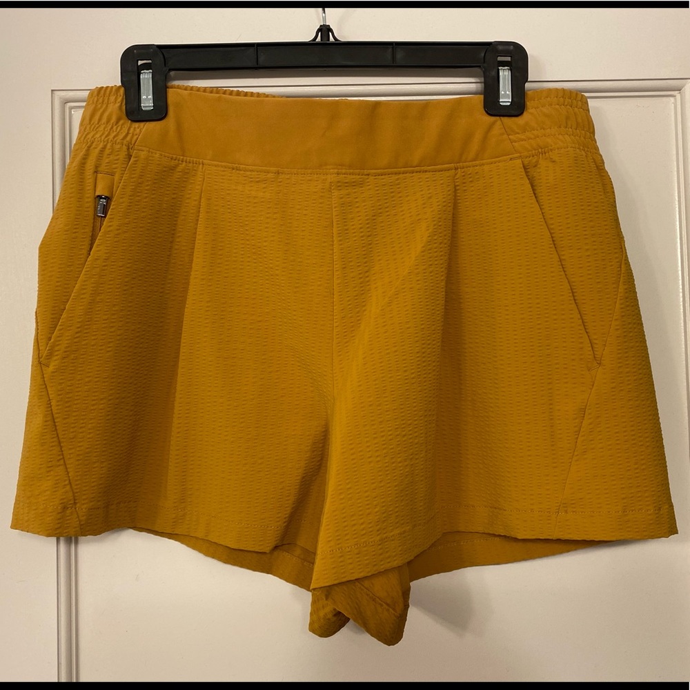 Athleta Brooklyn Textured Short, Gold, Size 8
